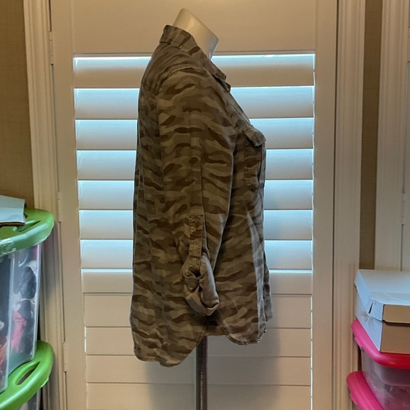 American Eagle Outfitters Camouflage Button Down Shirt - Picture 2 of 4